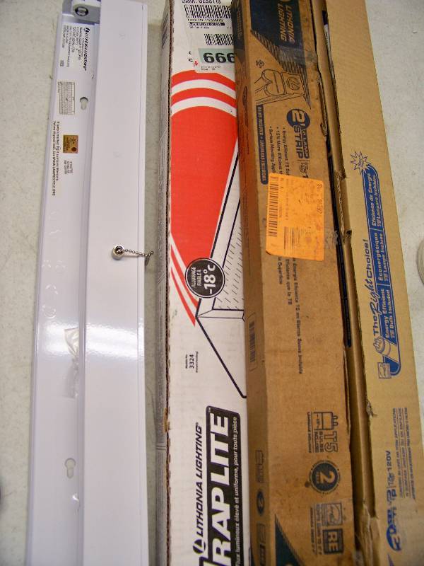 lot 1100 image: Flourescent Light Fixtures