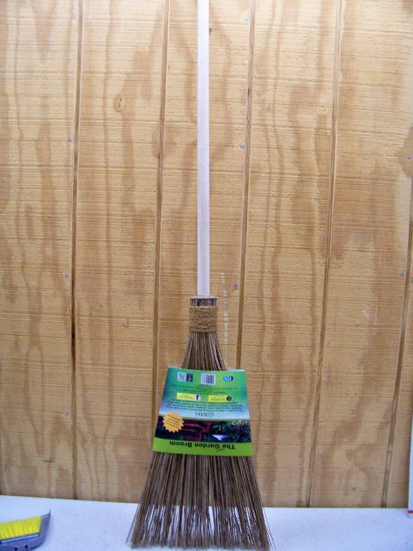 lot 1112 image: Ravi Original Garden Broom