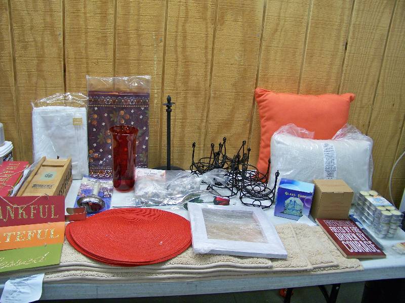 lot 1123 image: Housewares and Home Dcor Lot