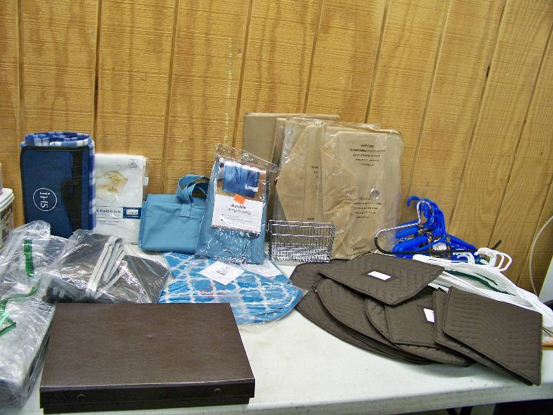 lot 1124 image: Housewares and Storage and Organization Lot