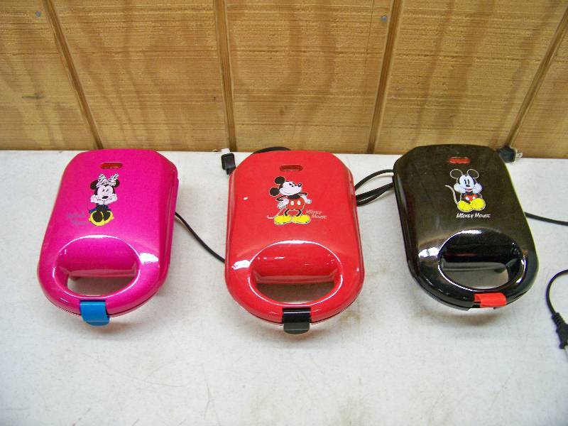 lot 1131 image: Disney Kitchen Items