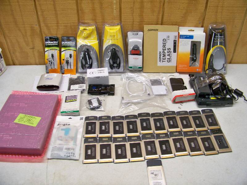 lot 1132 image: Computer and Cell Phone Accessories