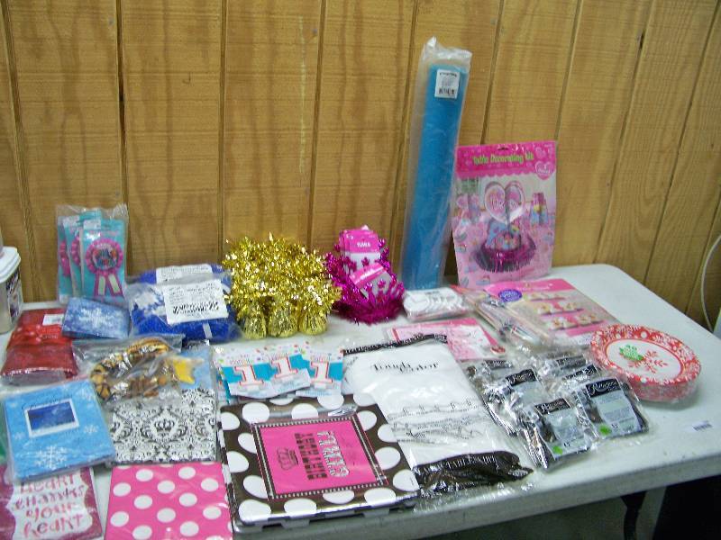 lot 1134 image: Party Supplies