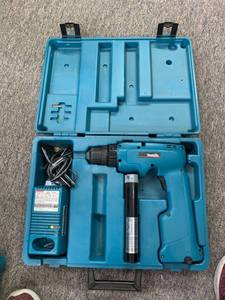 lot 931 image: MAKITA Drill Driver w Charger & Case