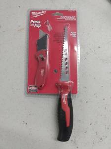lot 2843 image: NEW Milwaukee utility knife and jab saw set