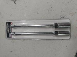 lot 2853 image: NEW 2 Piece Magnetic spark plugs socket set