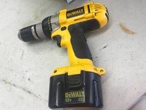 lot 2907 image: De Walt CORDLESS DRILL