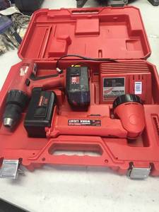 lot 2913 image: Milwaukee Drill Kit