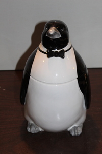lot 9692 image: Penguin Cookie Jar