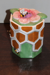 lot 9695 image: Bee Hive Cookie Jar