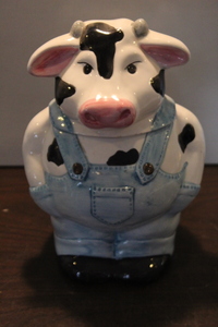 lot 9703 image: Farmer Bull Cookie Jar