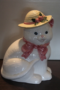 lot 9746 image: Cat Wearing a Hat Cookie Jar