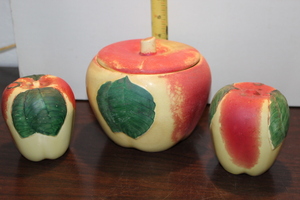lot 9758 image: Vintage Hull Apple Set
