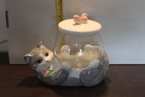 lot 9794 image: Vintage Kitten holding Fishbowl Cookie Jar
