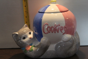lot 9822 image: Kitten Holding Ball Cookie Jar