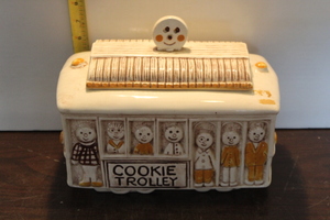 lot 9860 image: Treasue Craft Trolley Cookie Jar