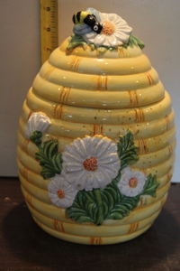 lot 9863 image: Bee Hive Cookie Jar