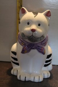 lot 9877 image: King Fong Pottery Company Cookie Jar