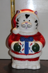 lot 9878 image: Hung Yang Ceramic Christmas Cat COokie Jar