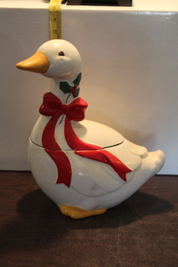 lot 9881 image: Goose Cookie Jar