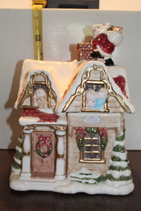 lot 9898 image: Fitz and Floyd Gingerbread House Cookie Jar