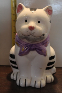 lot 9927 image: King Fong Pottery Company Cookie Jar