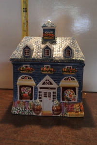 lot 9934 image: Preferred Stock House Cookie Jar