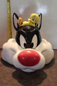 lot 9966 image: Looney Tunes Sylvester and Tweetie Cookie Jar