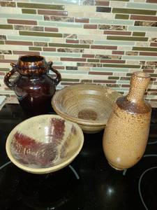 lot 1018 image: Pottery Miscellaneous Bowls, Vase, and a Urn