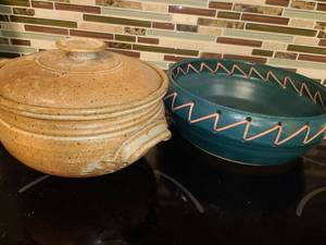 lot 1019 image: Pottery Bowls. 2 pcs. 1 bowl has a lid