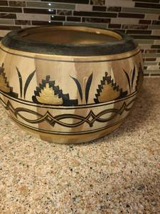 lot 1020 image: Pottery. Planter.