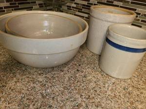 lot 1022 image: Pottery. 2 Crocks and 2 Bowls