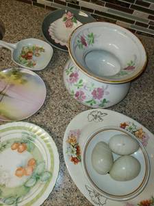 lot 1025 image: Miscellaneous Flowery Plants, Platters, and Vase