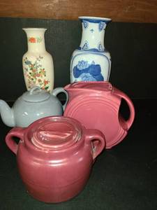 lot 1040 image: Small Wares. 2 Vases and 3 Ceramic Pots