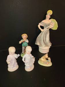 lot 1042 image: 5 pcs. Figurines. Miscellaneous Figurines.
