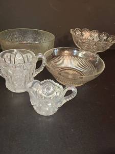 lot 1045 image: Miscellaneous Serving Fruit Bowls and 2 Creamers
