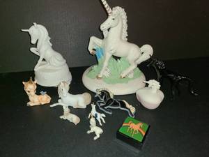 lot 1053 image: UNICORNS 13 PCS.