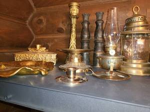 lot 1079 image: Brass and Wooden Items. Somethings are just painted Gold