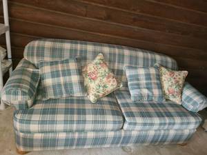 lot 1100 image: Couch. SCHNADIG STEELACE Plaid Couch. Nice