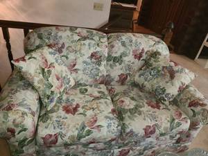lot 1105 image: Floral Love Seat. FLEX STEEL NICE