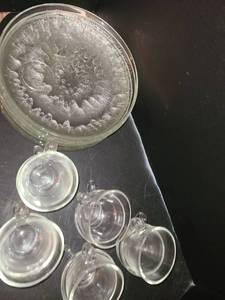lot 1109 image: Snack PlatesTrays with Cups. 8 plates, 10 cups