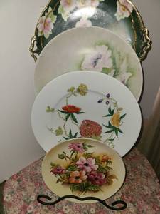 lot 1127 image: 4 Plates with Display Stand