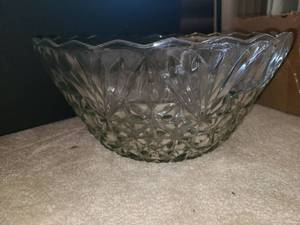 lot 1134 image: Punch Bowl Set. 15 Glasses Cups and A Punch Bowl and Ladel