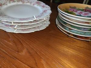 lot 1153 image: Decorative Plates and Bowls. 9 pcs. of Floral Plates and bowls