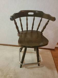 lot 1172 image: Wooden Swivel Barstool..35 tall