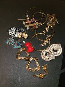 lot 1509 image: Earrings. Pierced. Costume Jewelry 10 pairs