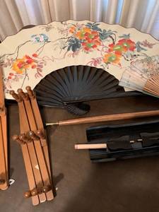 lot 2042 image: Assorted fans and hooks
