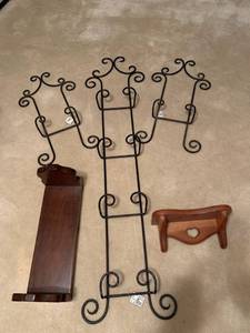 lot 2054 image: Assorted plate holders and shelves