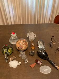 lot 2059 image: Assorted small decor