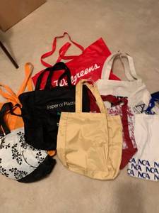lot 2069 image: Assorted grocery bags